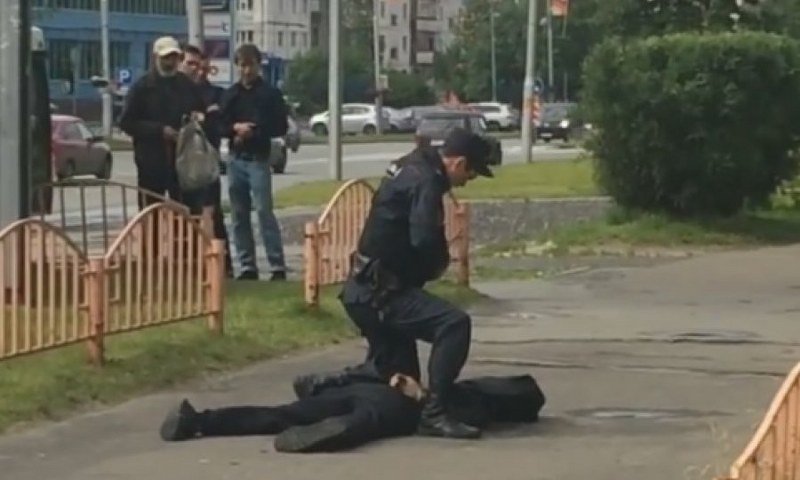 Rusija: Muškarac trčao ulicama i napadao ljude nožem (video)