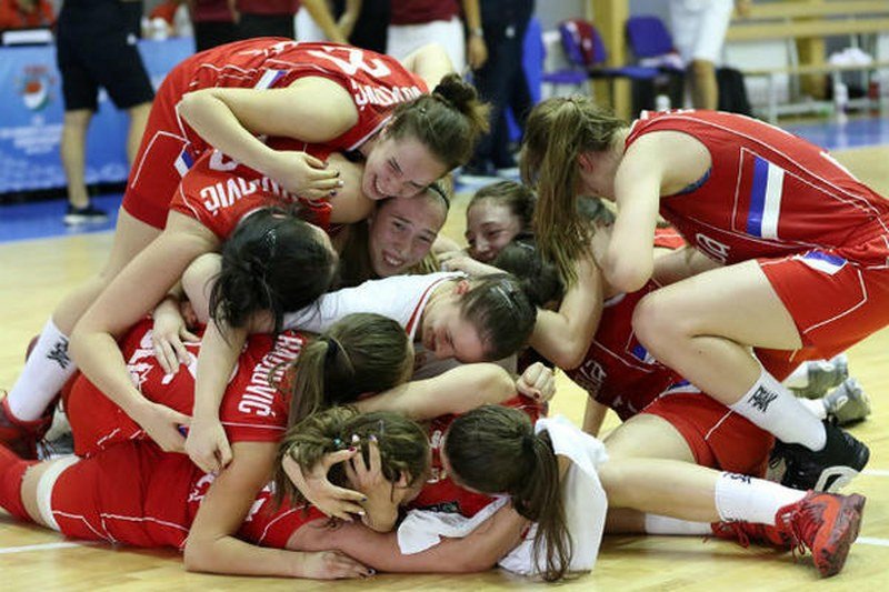 Evo kako su Hrvatice čestitale Srpskim juniorkama ulazak u finale Evrobasketa (Video)