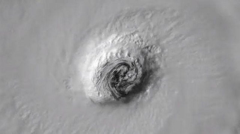 Stravični snimci oka tajfuna koji juri ka Japanu (Video)