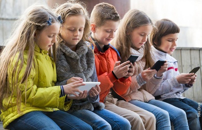 Francuska zabranjuje upotrebu mobilnih telefona u školama