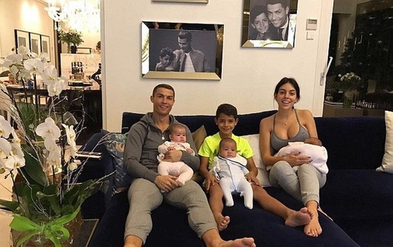 Puna kuća: Kristijano Ronaldo u prazničnom izdanju sa svom djecom