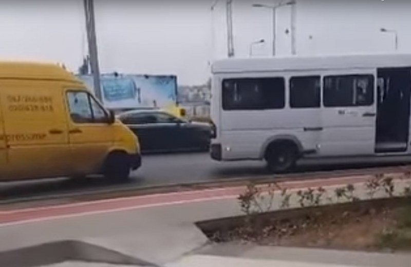 Autom presreo đački kombi, ušao i udarao djecu (Video)