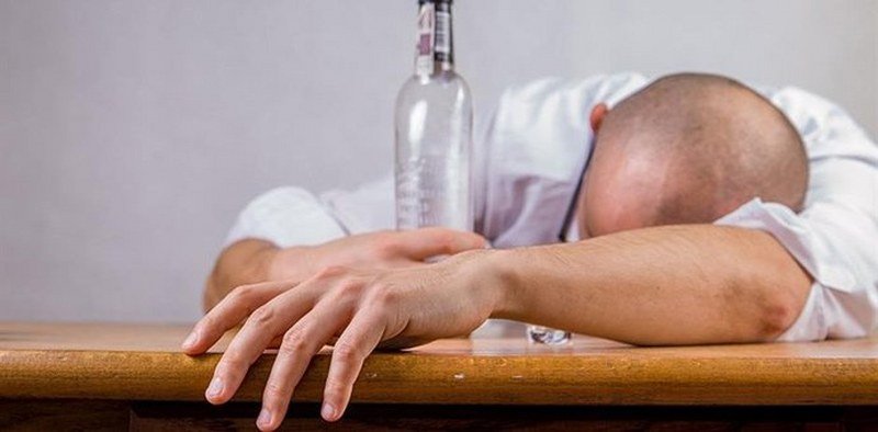 Da bi se lakše nosili sa stresom oko 60 odsto Britanaca svakodnevno pije alkohol 
