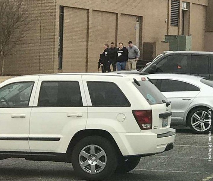 Pucnjava u školi u Kentakiju – dvoje mrtvih, 17 ranjenih