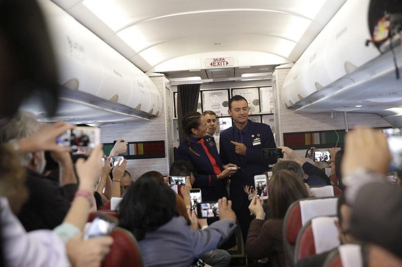 Papa u avionu vjenčao stjuarda i stjuardesu