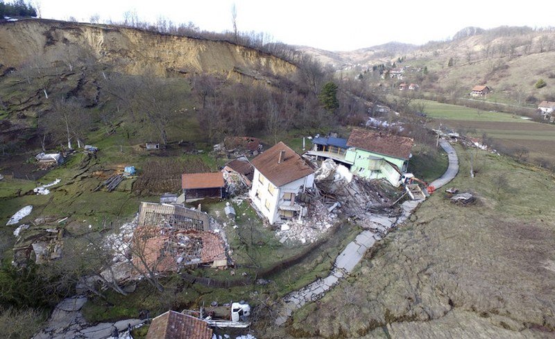 Odron uništio desetine kuća u Hrvatskoj, voda preti i u Lici