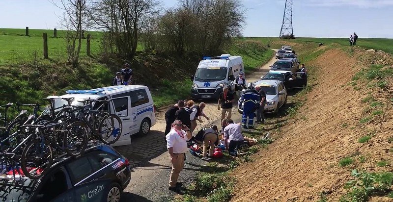 Uznemirujuće scene: Biciklista se srušio tokom trke i preminuo (Video)