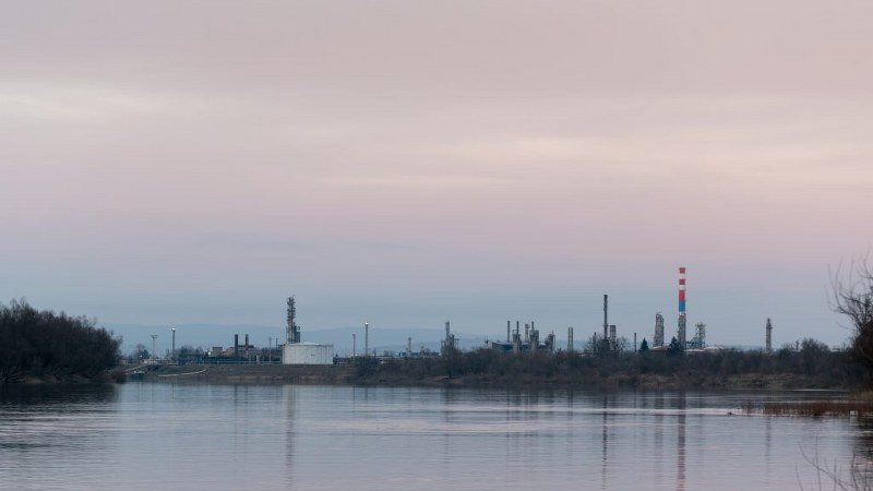 Velemajstori propasti -rasturili- jedinu rafineriju u državi? Kako su Rusi uništili Rafineriju nafte -Brod- (Video)