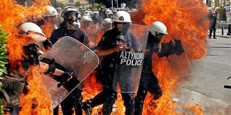 Neredi u Atini - Molotovljevim koktelima na policiju