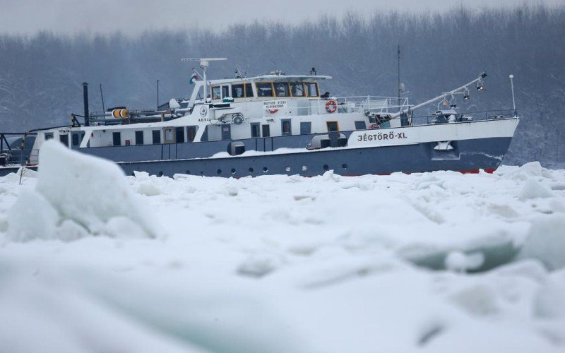 Mađarski ledolomci probijaju barijeru uzvodno od Beograda