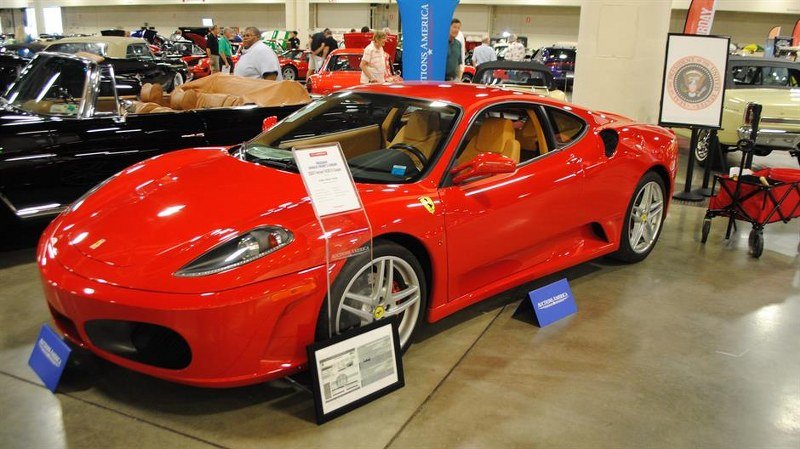 Trampov Ferrari na aukciji prodat za 270.000 dolara