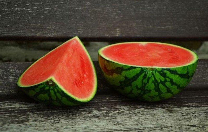 Iskusni poljoprivrednik otkrio kako odabrati najslađu i najukusniju lubenicu (Video)