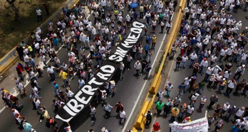 Povećava se broj mrtvih u protestima u Venecueli, zapaljen muškarac koji podržava vladu