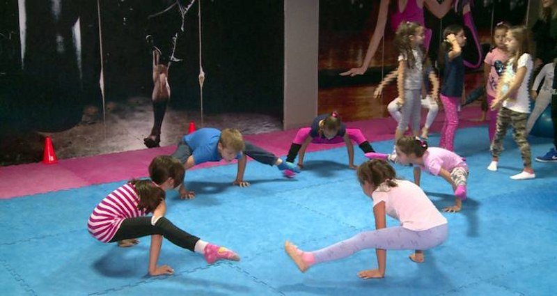 Plesni klub -101-: Druženje i igra uz gimnastiku (Video)