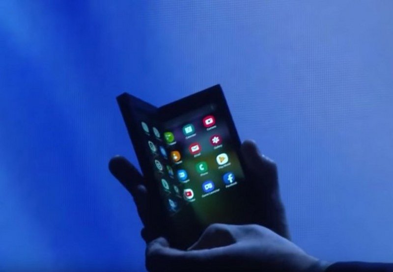 Samsung predstavio svoj prvi ekran na preklop (Video)