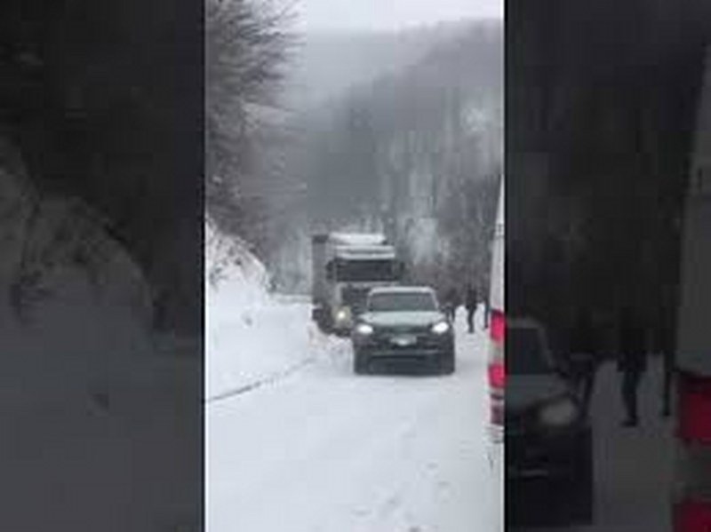 Audijem izvukao šleper iz snijega na putu Sarajevo - Foča (Video)