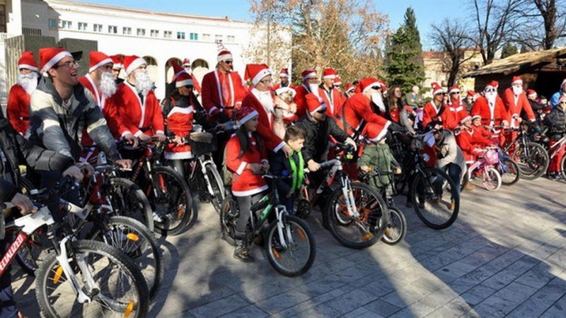 Djeda Mrazovi i Mrazice na biciklima darovali Mostaru praznični duh