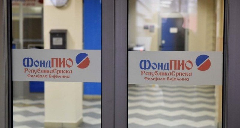 Fond PIO RS - Kriminal, ali po zakonu - Ginekološki pregledi na kancelarijskom stolu