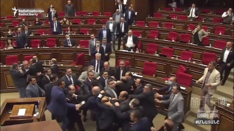 Izbila masovna tuča u parlamentu Armenije (Jermenije) (Video)