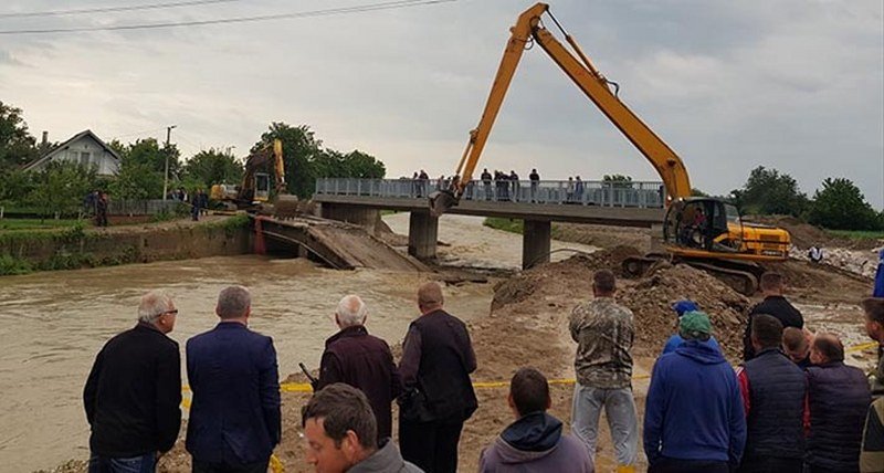 Rijeka u Semberiji odnijela most - Mještani u strahu (Video)