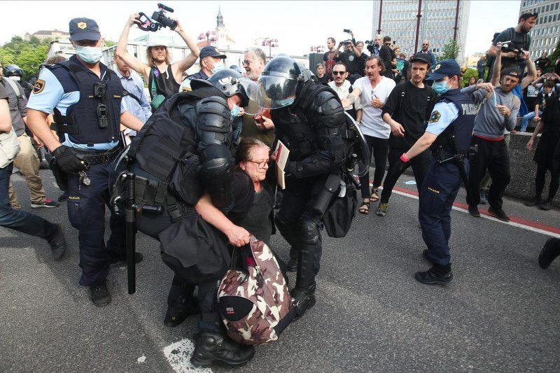 Policija nosila demonstrante sa trga u Ljubljani