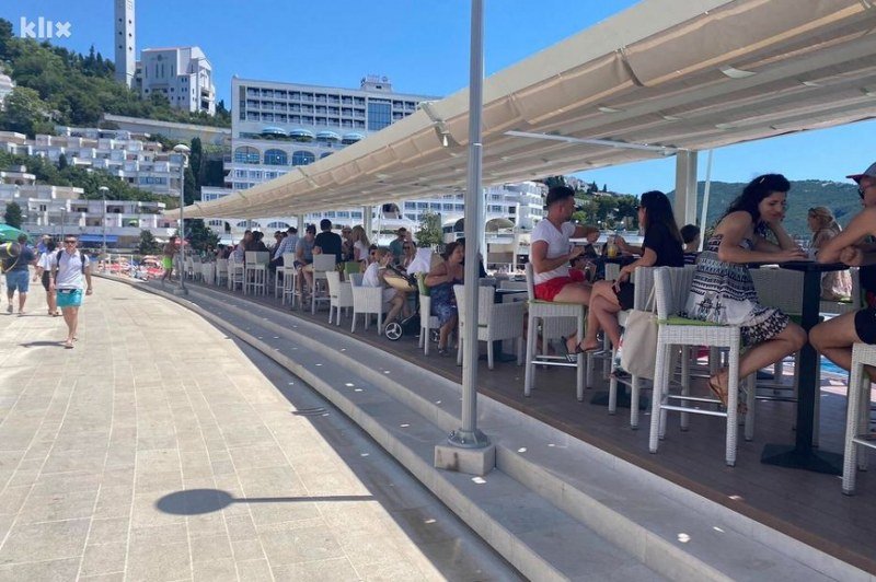 Neum preplavili turisti