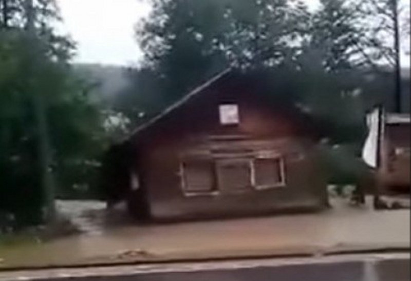 Pogledajte kako bujica nosi kuću u BiH (Video)