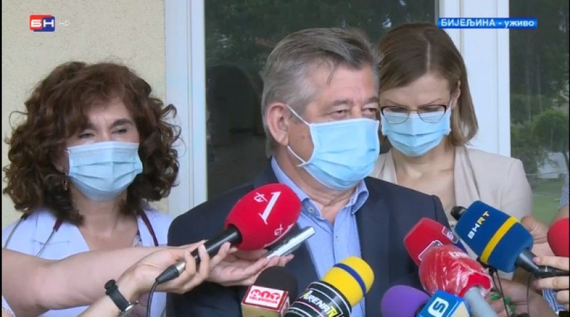 U Bijeljini haos - Povećava se broj zaraženih ljekara - Mićić dijelio maske stare šest godina  (Video)