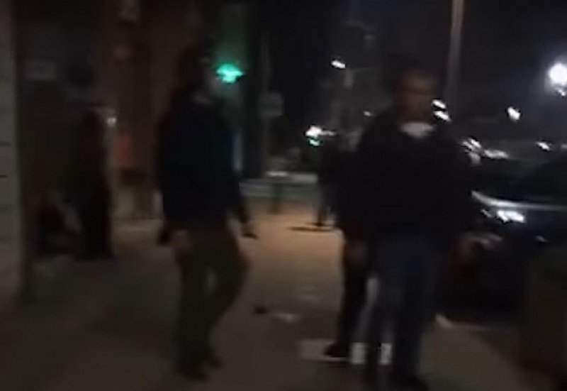 Novinarka odbrusila policajcu -Šta me udaraš po dupetu pendrekom, klošaru- (Video)