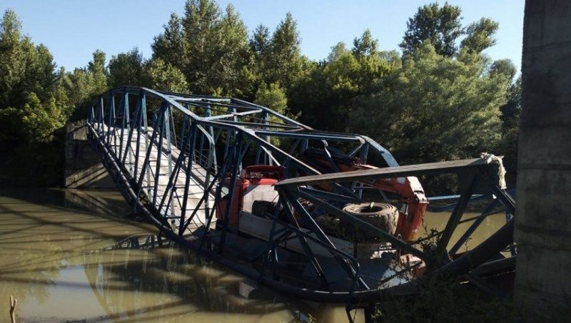 Pao most, začula se jeziva buka, a onda je kamion upao u rijeku