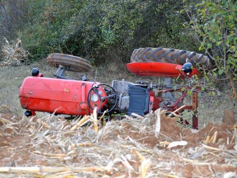Poginuo usljed prevrtanja traktora