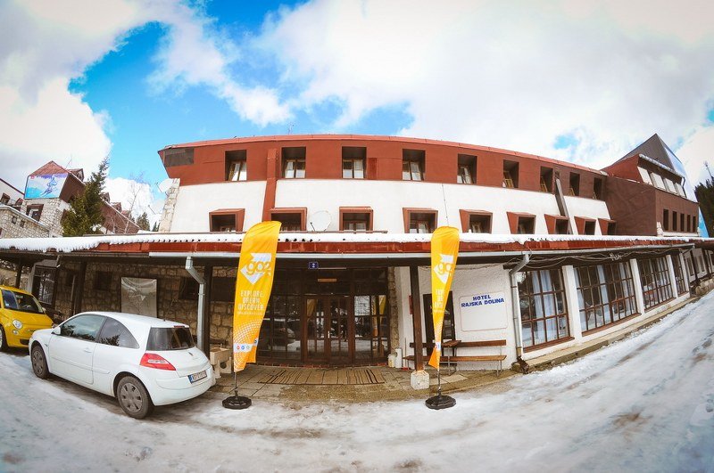 Vlada Srpske daje 300.000 KM za kristalne čaše i porculanske tanjire