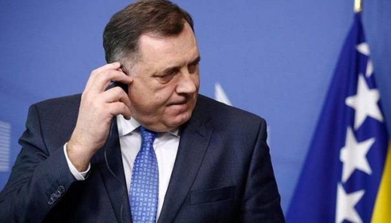 Teška vremena za Dodika: U jednom danu sklonio Karadžića i Tegeltiju