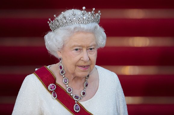 Kraljica traži nekoga da joj vodi Instagram za 32.000 evra