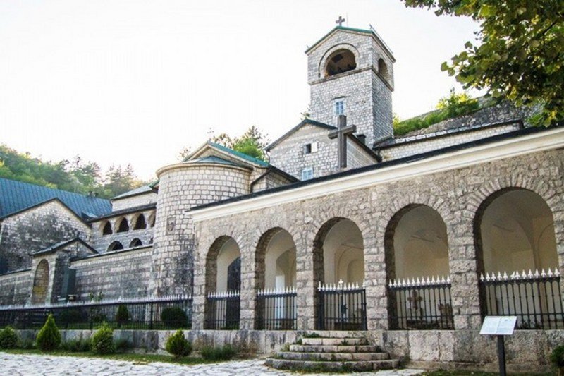 Polomljen i uklonjen krst sa kapije Cetinjskog manastira