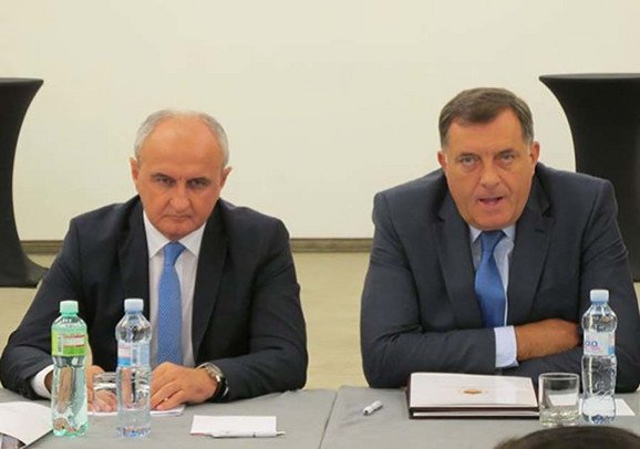 Čekajući Dodika i Bajića: Republički tužilac Goran Glamočanin 23 mjeseca drži u ladici optužnicu protiv Petra Đokića