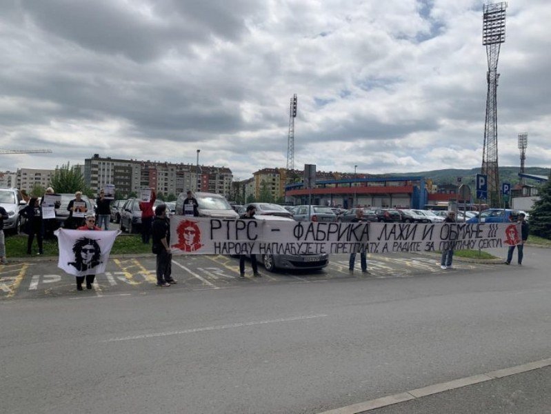 Članovi grupe -Pravda za Davida- ispred zgrade RTRS-a