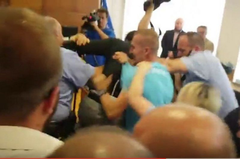 Haos i opšta tuča u sudnici zbog pokušaja ubistva (Foto/Video)
