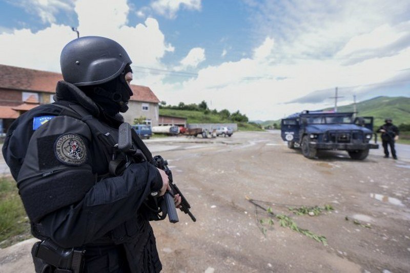 Kosovska policija tjerala Srbe na Gazimestanu da skidaju majice a oni skandirali -Kosovo je Srbija-