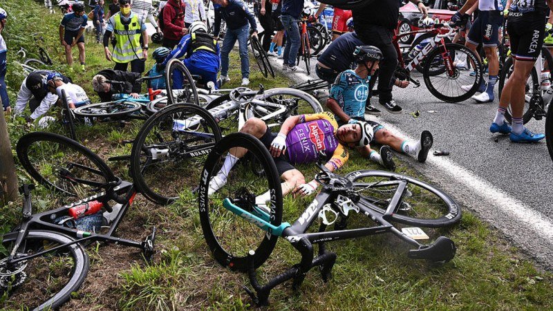 Najveći biciklistički događaj na svijetu obilježila nesreća: Srušeno 50 vozača (Foto/Video)
