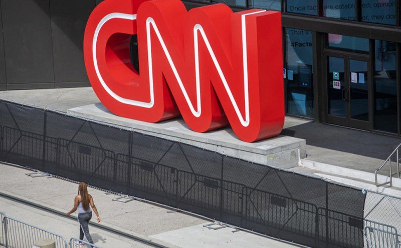 CNN otpustio tri radnika jer su na posao dolazili nevakcinisani