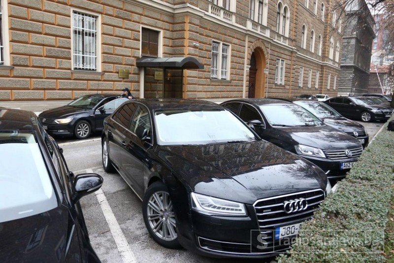 Zaustaviti bahatost vlasti! Predsjedništvo najsiromašnije države u Evropi koristi 39 službenih automobila, mnoge u privatne svrhe