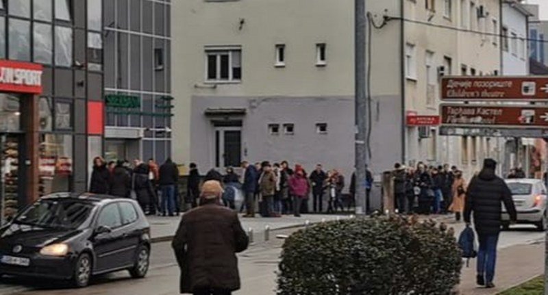 Nijedne banke koju je -preuzeo- Dodik više nema: Gužva pred Sberbankom u Banjaluci pokazatelj povjerenja građana