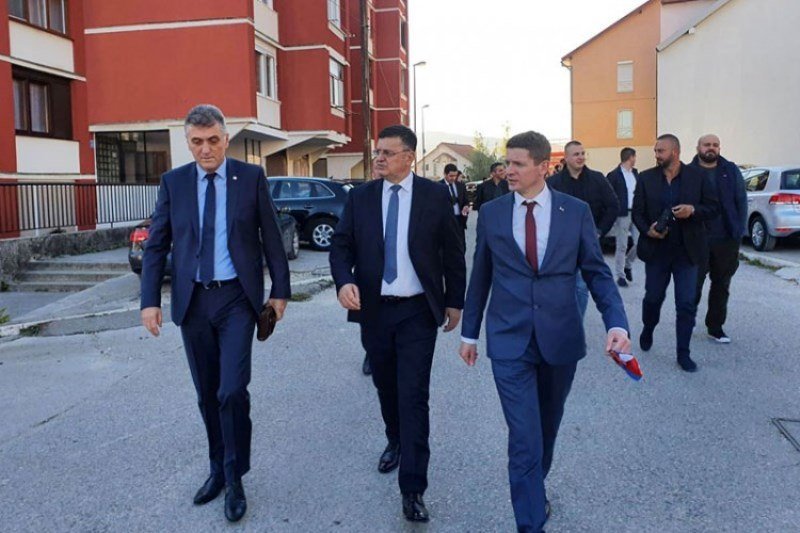 Podjele i raskoli u gatačkom SNSD-u? Rat crvenih ruža i sukob hercegovačkih strujnih klanova (Foto)