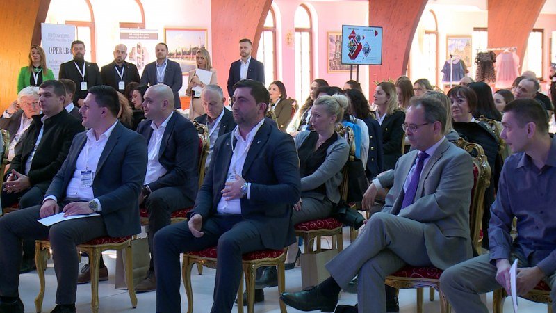 Gradonačelnik Bijeljine Ljubiša Petrović potpisao je ugovor o pomoći preduzetnicima u lokalnoj zajednici