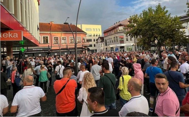 Ko je šta govorio na protestu u Prijedoru? Snimak svih govornika skupa u Prijedoru (Foto/Video)