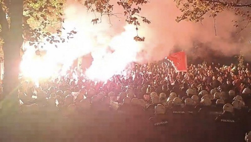 Haos u Podgorici: Milo se ne predaje lako! Đukanovićeve pristalice zasule kamenicama Parlament (Foto)