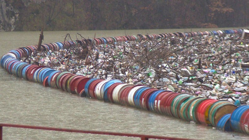 Šta se događa na granici tri države? Tone otpada plutaju rijekom Drinom kod Višegrada (Foto)