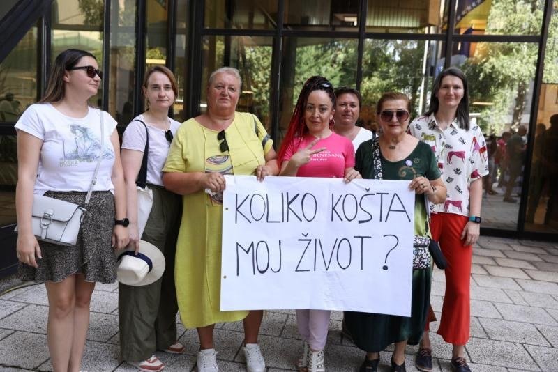 Vlastima u BiH važniji skupi automobili i ostali luksuz od zdravlja i života građana (Foto)