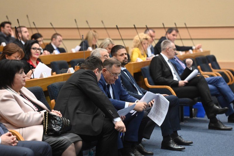 Bez podrške Srbije i opozicije u Republici Srpskoj: Šta stoji iza Dodikove opasne političke igre? (Foto)